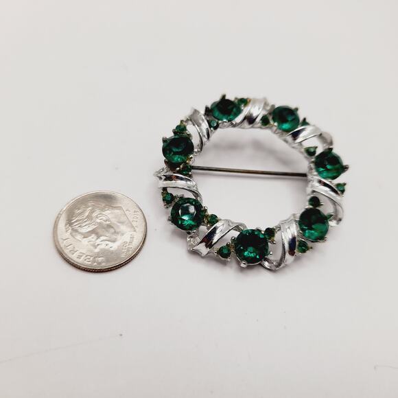 Vintage Emerald Green Wreath Brooch, Rhodium Plated 1.5 Inch Holiday Pin - Picture 6 of 6
